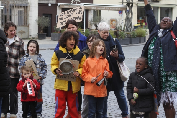Mobilisation contre une fermeture de classe à l'école Vivant Denon