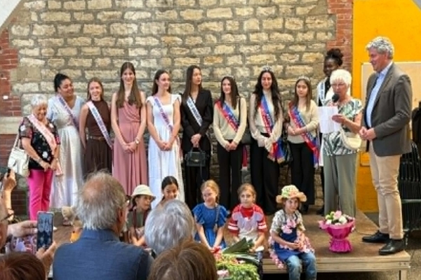 Louise Moreau couronnée nouvelle Rosière de Saint-Jean-des-Vignes