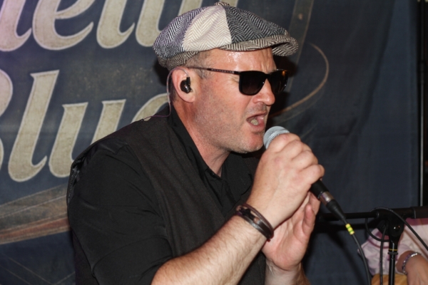Shelly Blues enflamme le Saint-James : une soirée blues, sourire et partage