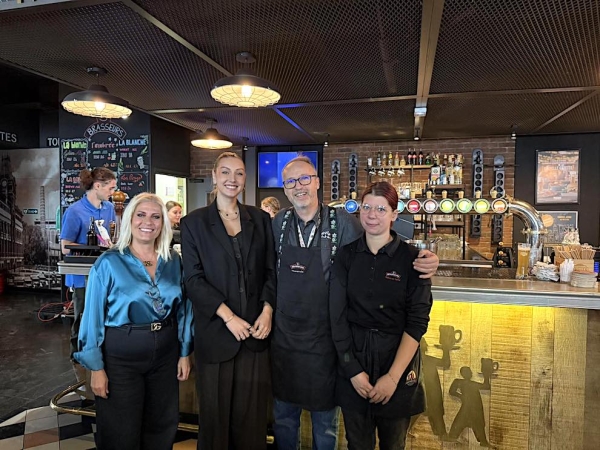 Une Miss en visite aux 3 Brasseurs Chalon !