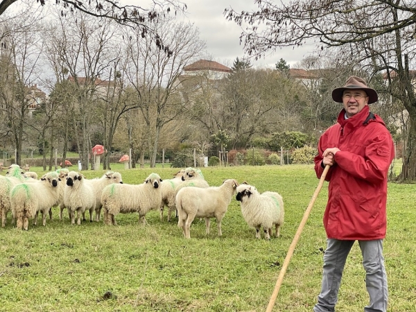 Qui prend soin de l’âne et des moutons au parc de la Biodiversité ?