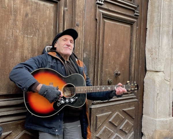 Bernard, éternel chanteur des rues chalonnaises. Le clin d’œil du jour d’Infochalon