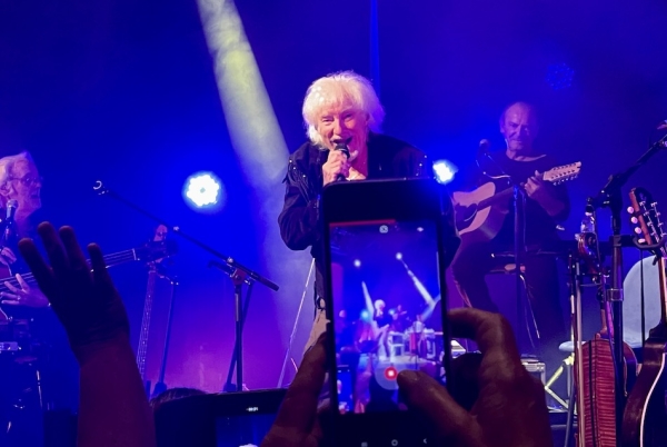 Salle comble et comblée à Chalon-sur-Saône pour le concert de Hugues Aufray