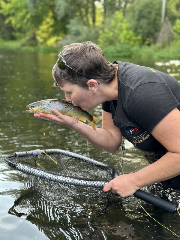 Angélique Devogelaère, l’art de la pêche à la mouche : « Je me fiche de la taille du poisson. Ce qui compte, c’est le bonheur qu’il procure. »