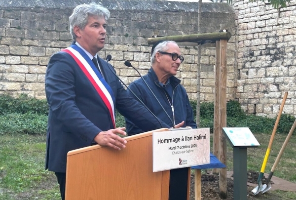 À Chalon-sur-Saône, un arbre-hommage est planté en mémoire d’Ilan HALIMI, « torturé à mort parce que juif », rappelle le maire, Gilles Platret