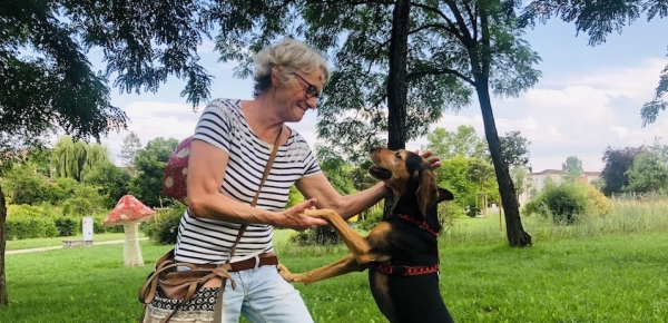 Martine a relevé un sacré défi : adopter une chienne reproductrice issue d’une usine à chiots !