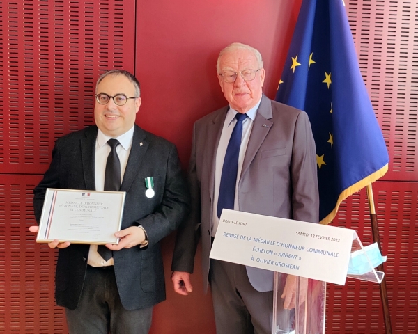 Remise de la médaille d'honneur communale à Olivier Grosjean, Maire de Dracy-le-Fort