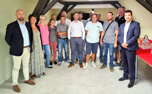 Moment de convivialité entre la Caisse d'épargne et des coopérateurs de la Cave de Buxy