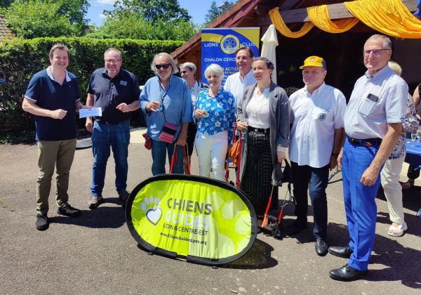 Le Lions club « Chalon Cercle d'or» a remis un chèque à l'association des chiens guides d'aveugles