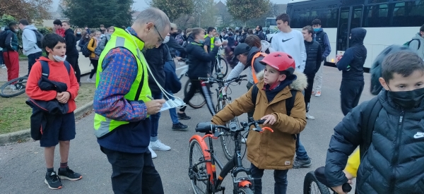 VélosurSaône a réalisé une quinzaine de « diagnostics visibilité » sur les bicyclettes des collégiens du Petit Prétan