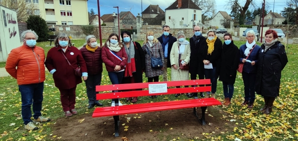 Un banc rouge à Givry pour dire stop aux violences faites aux femmes 