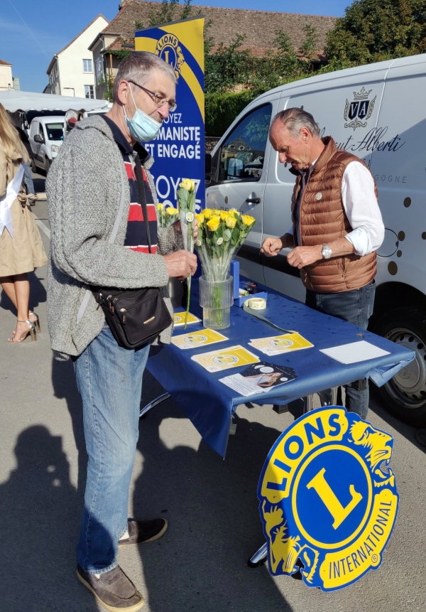 Vente de roses jaunes par les 4 Lions Clubs de Chalon sur Saône, au profit de la lutte contre la maladie d'Alzheimer 