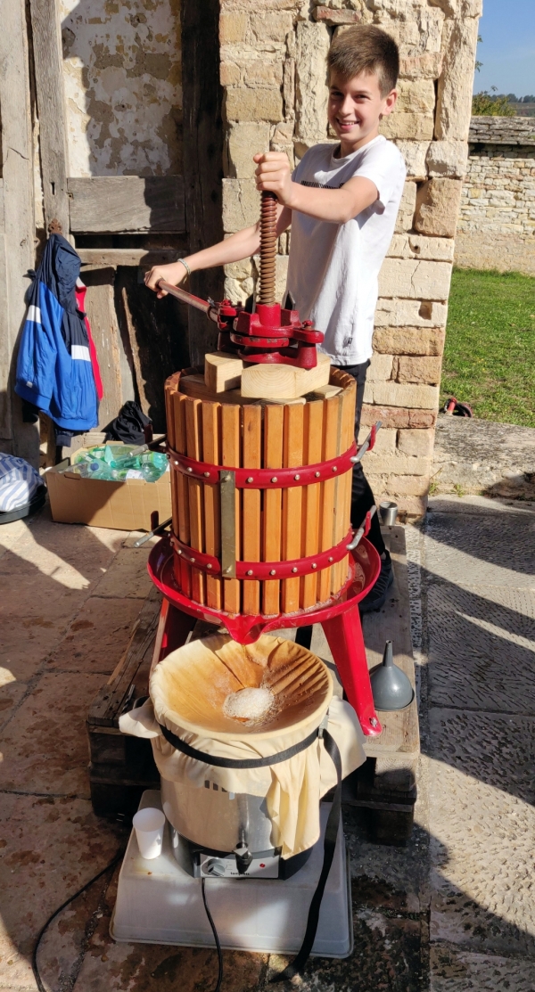 Le jus de fruits a coulé à flots, lors de la fête de la pomme givrotine