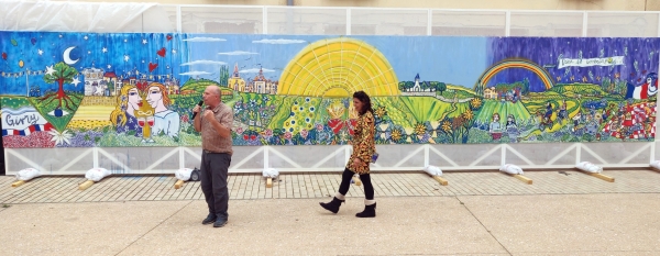 Une fresque géante et colorée va embellir l'esplanade de la Halle ronde givrotine pendant le mois d'octobre