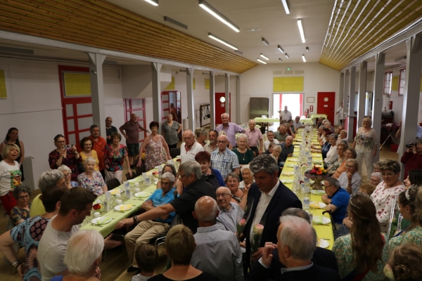 Banquet des personnes âgées à la salle des fêtes des Charreaux, une aubade donnée par l’Harmonie St Rémy/Les Charreaux.