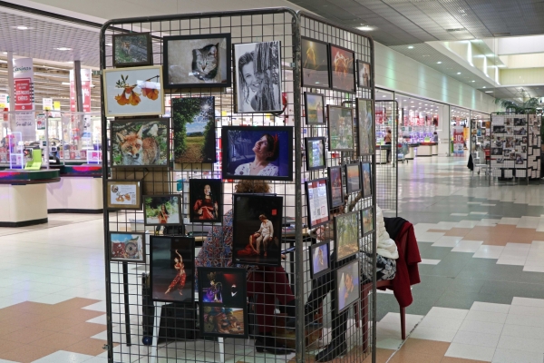 Une huitaine de photographes ont exposé dans la galerie marchande de Géant Casino mercredi 9 mars.