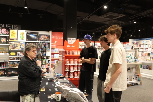 "Ma vie extraordinaire de jeune femme ordinaire", le livre dont les jeunes ont porté un intérêt certain lors de la dédicace par Marie-Hélène Salmon à la FNAC de Chalon.