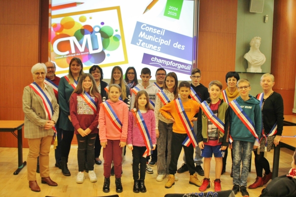 Installation du nouveau Conseil municipal des jeunes à Champforgeuil.