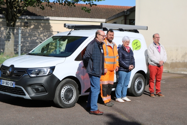 Champforgeuil : les services techniques vont rouler écolo à bord d’un véhicule électrique.