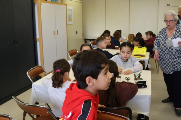 Un atelier de création à partir de plastique fou proposé aux enfants de Champforgeuil par la bibliothèque.