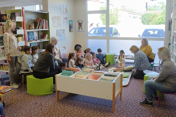 Les bénévoles de la Bibliothèque de Champforgeuil ont reçu les enfants de la MDL en séance de découverte.