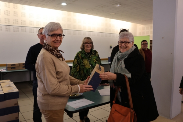 Le Centre Communal d’Action Sociale et les élus de Champforgeuil sont en distribution des colis aux aînés de la commune.