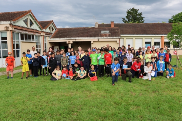 Les élèves des écoles Courbet et Pagnol se sont retrouvés pour une rencontre sportive les "défis de l'amitié 2025 de Champforgeuil".