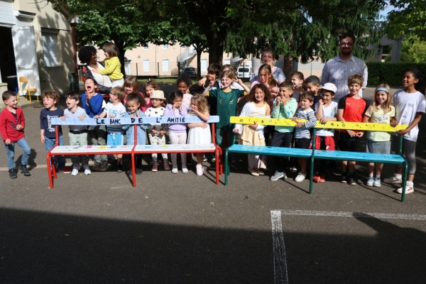 Les enfants du périscolaire de Pagnol ont présenté le "Banc de l’Amitié" à leurs parents.