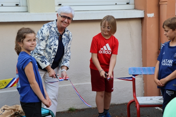 Marley et Annie Sassignol ont officiellement inauguré les "bancs de l’amitié" de l’école élémentaire Pagnol de Champforgeuil.