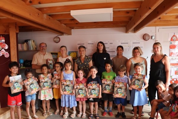 Remise des livres aux enfants des écoles maternelles Françoise Dolto et Gustave Courbet de Champforgeuil.
