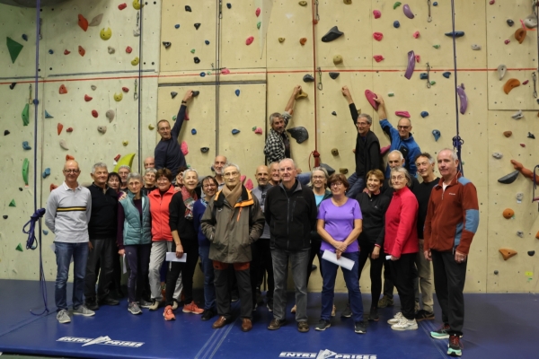 Le mur d’escalade et les parois extérieures ne font pas peur aux 2 sportifs de la Retraite Sportive âgés de 90 ans.