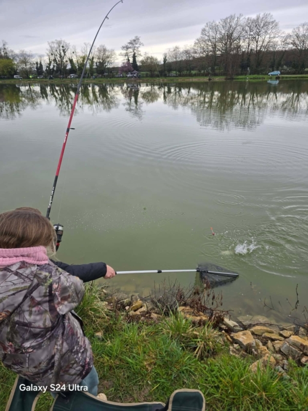 Les jeunes se sont adonnés à la pêche à la truite sur l'étang de la Gaule à Champforgeuil ce jour d’ouverture 14 mars.