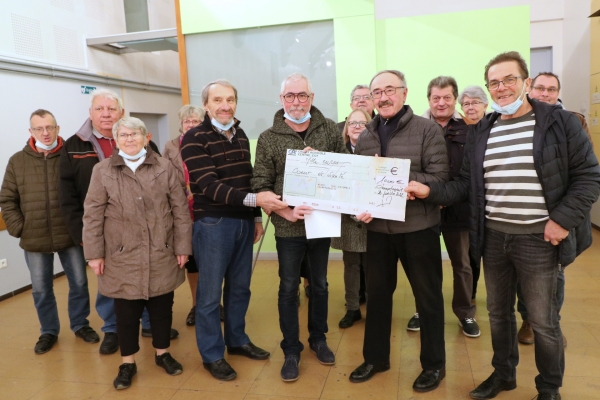 L’association ̏Tous Ensemble˝ de Champforgeuil a remis un chèque de 1000 € à "Cœur et Santé" de Chalon.