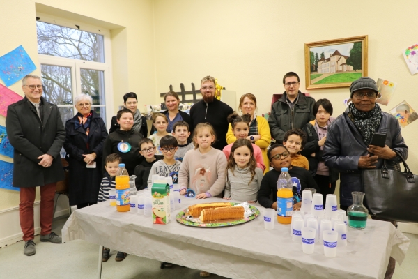 Visite guidée et commentée du musée de la Maison de Loisirs de Champforgeuil par les enfants.