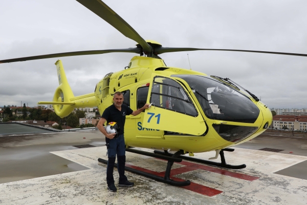 L’hélicoptère jaune du SAMU de Mont Blanc Hélicoptère dans le ciel du chalonnais objet de tous les mots.