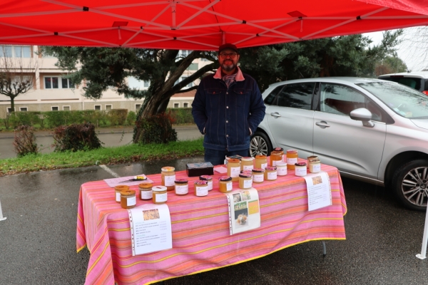 Les producteurs de miel de l’association « Une autre économie pour une autre terre » seront présents au marché de Noël de Châtenoy le Royal ce week-end.