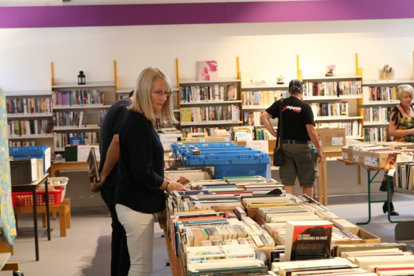 Une bonne fréquentation à la bourse aux livres organisée par la bibliothèque de Châtenoy le Royal. 