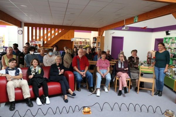 La bibliothèque de Châtenoy le royal devient théâtre le temps d’une soirée pour le spectacle "Illusions perdues" de Balzac.