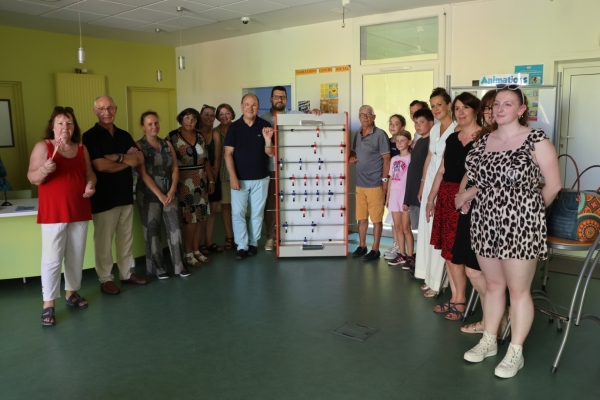 Un Totem réalisé par les enfants de l’accueil de loisirs de Châtenoy le Royal récompensé par un baby-foot offert par la société René Pierre.