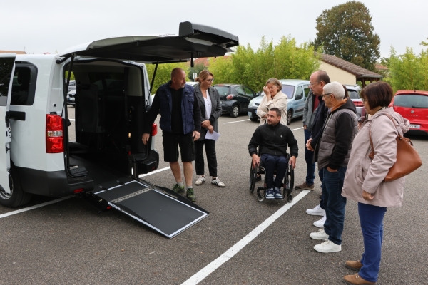 Le Centre Communal d’Action Sociale de Châtenoy le Royal s’équipe d’un "véhicule TPMR' électrique.