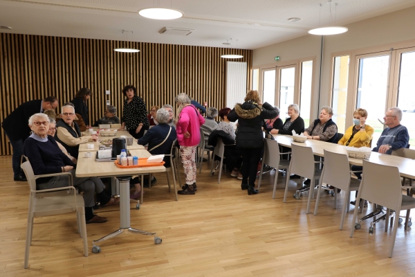 La salle de convivialités des logements séniors de Châtenoy a accueilli pour la première fois le P’tit dèj’ organisé par l’espace solidarité famille.