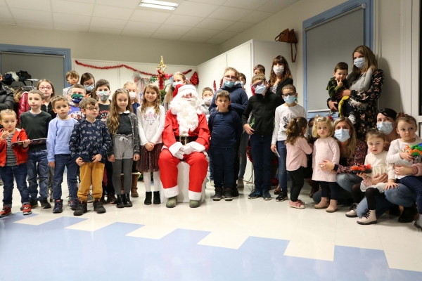 Le père noël est descendu pour l’arbre de noël du comité des œuvres sociales du personnel municipal de Châtenoy le Royal.