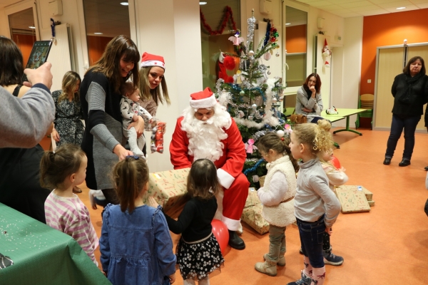 Le Comité des Œuvres Sociales a invité le Père Noël pour l’arbre de Noël des enfants du personnel municipal de Châtenoy le Royal.