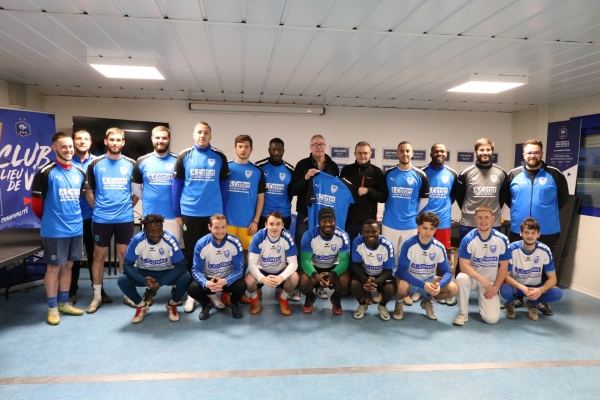 L’équipe première de l’ASCR foot de Châtenoy le Royal dotée de nouveaux maillots.