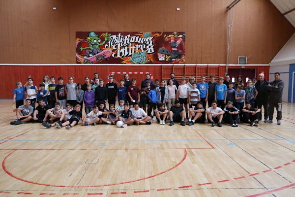 47 ados au gymnase Alain Colas de Châtenoy le Royal pour la rencontre inter-structures Futsal lundi 30 octobre 2023.
