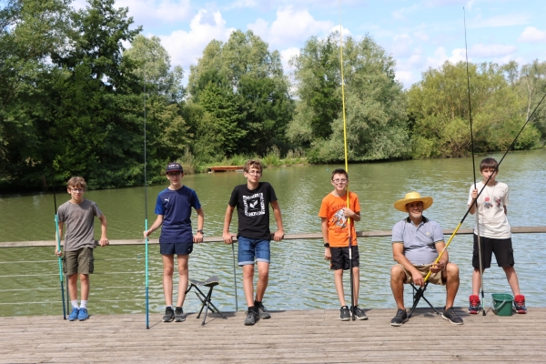 6 ados de l’ERJ de Châtenoy le Royal en sortie à l’étang Chaumont pour une journée d’initiation à la pêche.