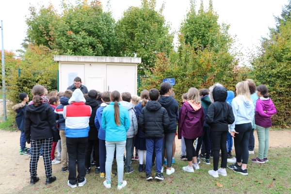 Les élèves de CM1 et CM2 de l’école Berlioz de Châtenoy le Royal ont rendu hommage à Samuel Paty, professeur assassiné le 16 Octobre 2020.