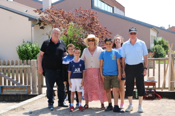 Je pointe ou tu tires, une initiation à la pétanque pour les élèves de CM1/CM2 de l’école Berlioz de Châtenoy le Royal.