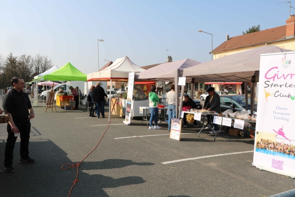 Le marché des producteurs organisé par le Gaec Galoche sous le soleil le samedi 19 mars à Châtenoy le Royal.