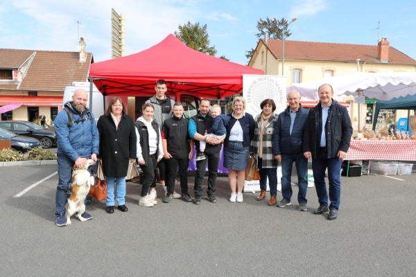 Le 4ème marché de producteurs organisé par le "Gaec Galoche" le samedi 18 mars à Châtenoy le Royal a fait le plein de visiteurs.